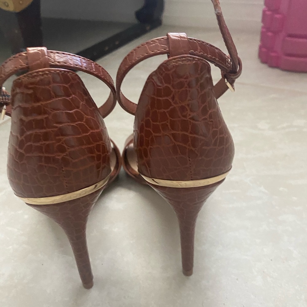 Also heels - Picture 2 of 5